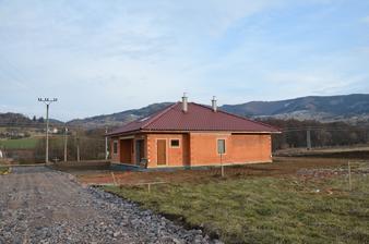 Výstavba - príjazdová cesta, zrovnávanie pozemku. 28.2.2016