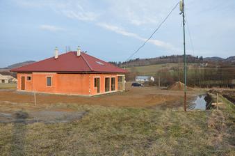Výstavba - zrovnávanie pozemku. 28.2.2016