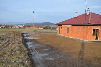 Výstavba - zrovnávanie pozemku. 28.2.2016