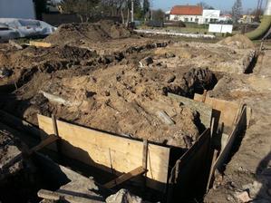 14.4. jsme museli vysalounovat rohy,zacal nam padat teren :-( + se pokladal hromosvod do pasu