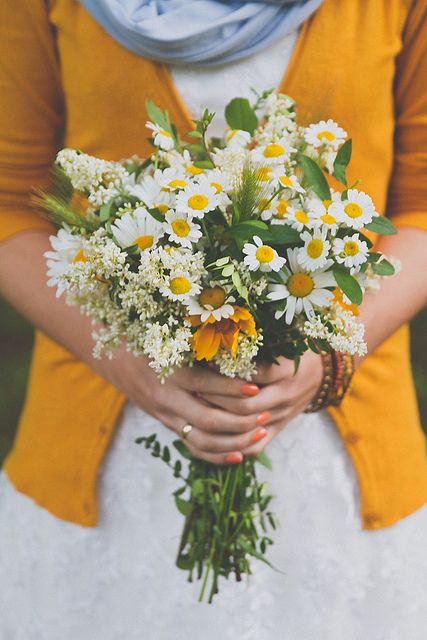 Hobití svatba - květiny - Základ všeho bude nejspíš ve žluté a zelené barvě, které budou doplňovat bílé šaty nevěsty, bílý základní ubrus a všudypřítomné světle modré pomněnky (a možná ženich bude ve světle modré).