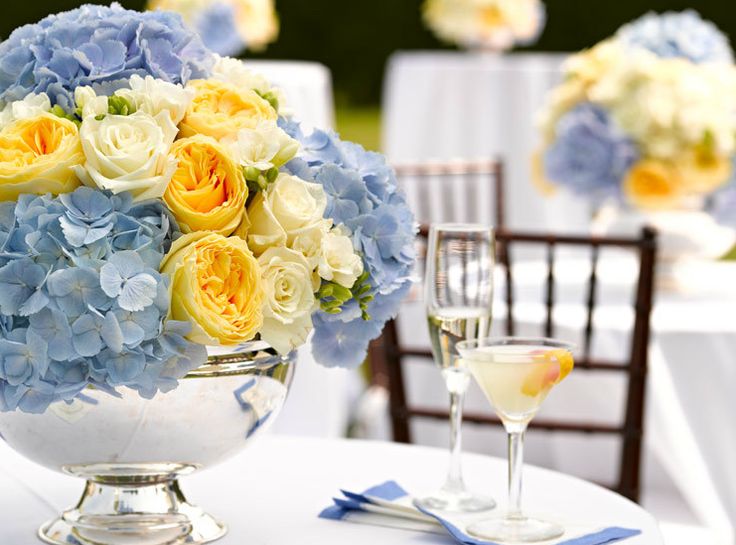 Hobití svatba - květiny - Přemýšlím, jestli mít modrou zastoupenou jen pomněnkami nebo využít i jiných modrých květin. Vypadají věru krásně...