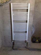 nové - namontovaný radiator v hornej kúpeľni