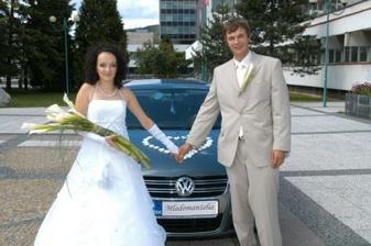 kvietky na aute sú objednané z internetu, značky mi dala najvacsia pomocna sila nasej svadby Petonela