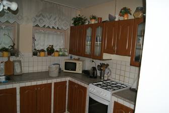 stara kuchynka - spodna cast bola murovana,len dvierka sa dali na mieru spravit. no uz mala daco odsluzene a chceli sme zmenu