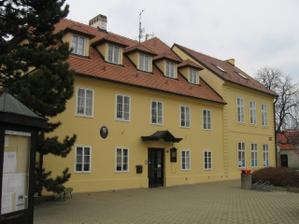 Pokud by nám počasí nepřálo, bude svatební obřad probíhat na Obecním úřadě v Průhonicích.