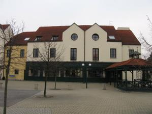 Hostina bude probíhat v hotelu Magnolia na Květnovém náměstí v Průhonicích.