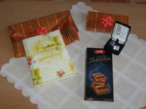 Tyto dárečky jsme dostali od mé milované sestry, která mi půjde za svědka. Pro mne něžný památník, pro Martina hezké manžetové knoflíčky a pro oba trocha čokoládové vášně:-).