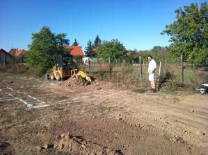 28.9.2012 - došla hrubá sila :) " Peťo " švagor a samozrejme Senky v kabíne mašiny