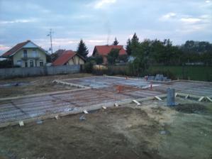 celodenná fuška ale zvládli sme to :) už len betonovanie nás čaka, dikes všetkým zúčastneným, ktorý priložili ruku k dielu :D