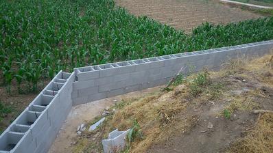 Jún 2014 , 4 rady oporného múru uložene a pripravené na betonovanie