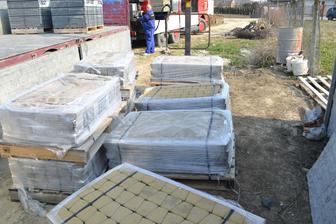 Marec 2015 , dorazila zámková dlažba