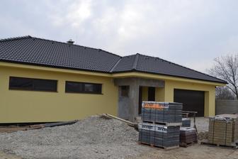 Marec 2015 , domček dostal farbu, sivé miesta na fasáde budú vyplnené tmavým prírodným kameňom