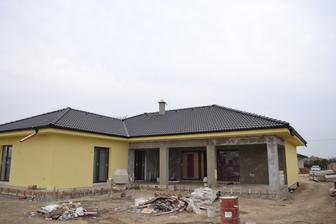 pohlaď na terasu , popri fasáde sa vybetonovala aj terasa