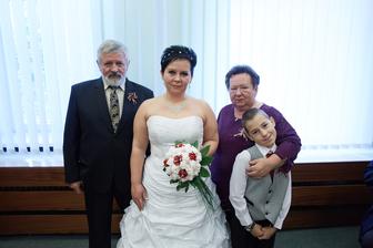 Chvilka před otevření síně...maminka znechucena,že se má fotit....