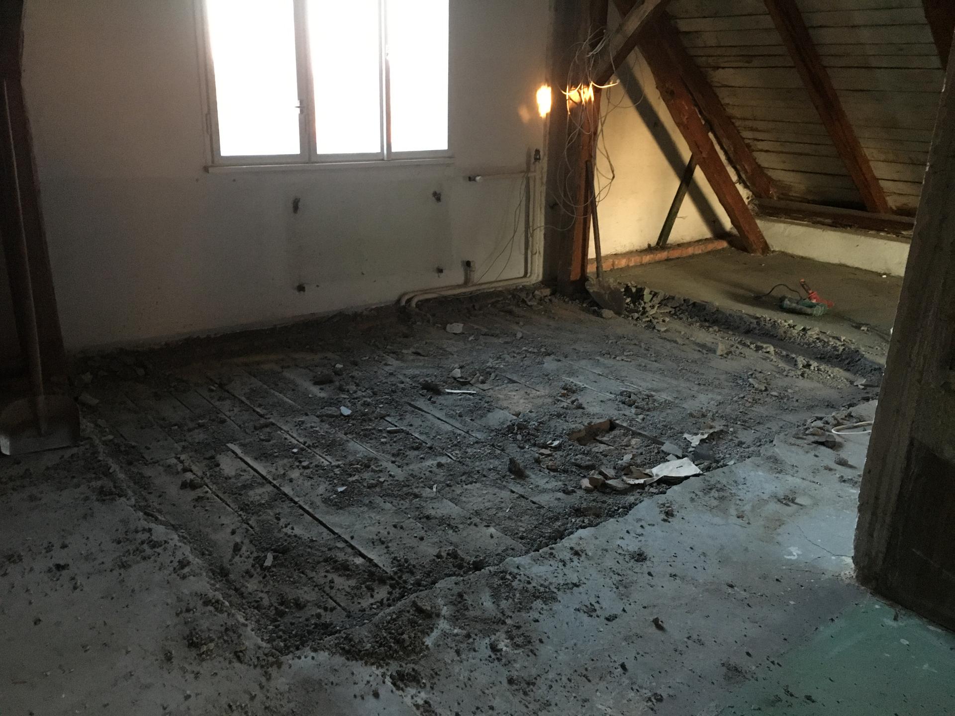 Rekonstrukce 🏡 20/21 - Podkroví - demolice betonové podlahy