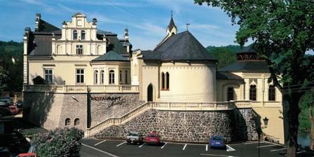 a tady se to stane :-) je zde kaple,nádvoří s grillem pro selátko,kde bude hostina