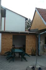 nový přístřešek na kola, sekačku atd, nový štít na vejminku....