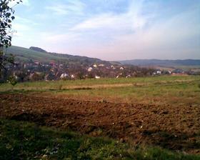 pohled na mou milovanou vesničku, náš domeček je ten dole se stříbrnou střechou