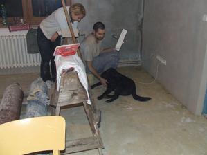 Přítel, jeho sestra a návštěvník od sůsedů :o) Přišel sa podivat jak nám to jde...