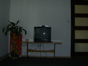 Pod telku taky časem koupíme nový stolek..a TV dokud funguje tak to stačí :o) A eště pověsit ten obraz :o)