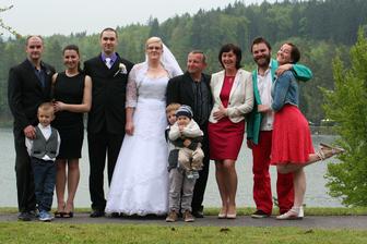 Manželův strýc, teta a jejich dcery s přítelama...