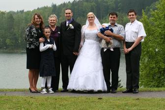 Manžova sestřenice s maminkou, manželem a jejich dětičky....