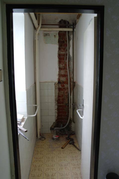 Koupelna live - spodní WC, kde se rozpadla trubka od topení a voda valila do zdi :-(