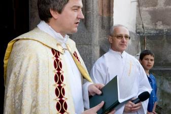 Oddávající, v pozadí Jendův tatínek