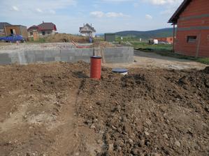 vodomerna a kanalizacna sachta osadena a zahrabana.