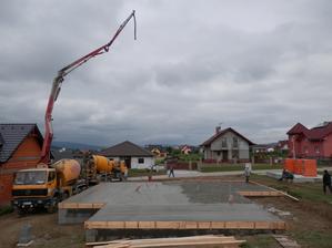 a betonujeme..