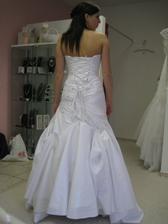Maggie Sottero - Jovi zo zadu