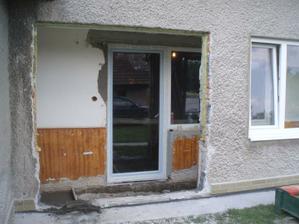 tu bude teraasa,okno na pravo pojde preč,aj so stenou