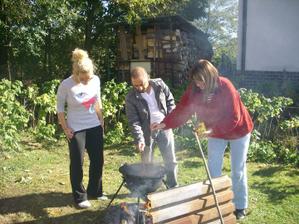 druzicka, zenich, maminka a gulas
