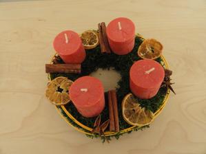 letošní adventní věneček - původně jsme kvůli stěhování ani nechtěli, ale ... přece bychom malé nezkazili radost...