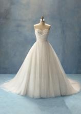 ako pre princeznú :) zdroj obrázku: http://www.alfredangelobridal.eu/collections/productdisplay.aspx?productID=5adc334e-baf0-49ea-9114-bd4fbd7005fb&categoryID=0c9edf20-8d32-4f94-b37e-062b0234c790&pg=1&colorId1=