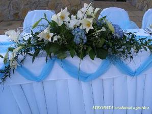 velmi pekne len ine kvety..kaly, ruze a nieco drobne modre..))
