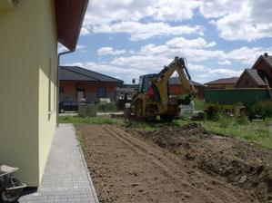 Dorovnávání terénu - červen 2010