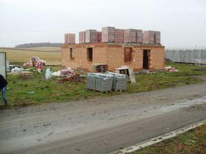 čekáme na stropní panely - 3.11.2007 ...a že jsme se načekali:o(