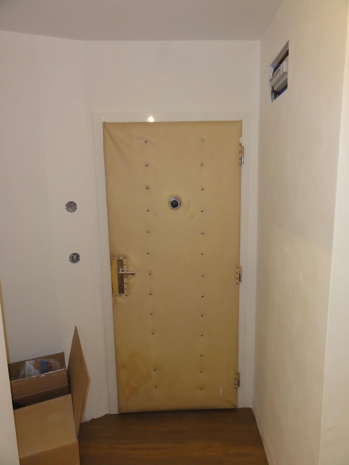 Rekonstrukce bytu 2+1 - Den 33 - stare dvere s novou podlahou