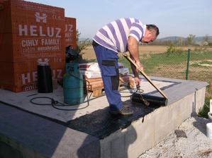 Konecne po roku sme sa pustili do stavania garaze