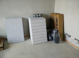 Material pomaly dorazil