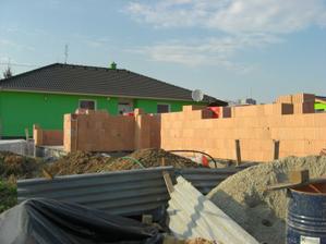 03.04.2012 Ťaháme múry