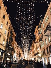Rennweg Zürich.. krasse osvetlenie vianocne! Bahnhofstrasse takto nesvieti.. tam je gyc, farebny