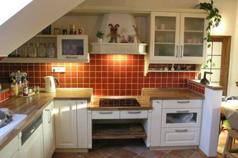 Přítelovi se líbí rustikální styl...já ale radši modernější....tohle je jediná rustikální kuchyň kterou bych překousla. :-) No bude to ještě boj...