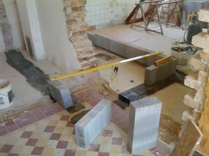 murujeme dolne priecky (stara sa po vymurovani rozoberie)