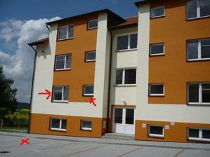 okna do ložnice a koupelny parkovací stání, další část bytu je "za rohem" :o)