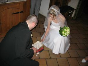 to byla rána! / sweeping broken plate in the restaurant(tradition-for good luck)