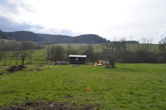 Pohľad na južnú stranu. Drevo na strechu už nachystané.