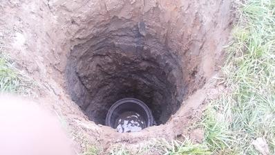Studňa 5,5m hlboká.. vody až po okraj.